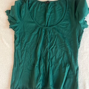 Grön ribbad topp - Snygg grön ribbad topp med korta ärmar och rund halsringning. 