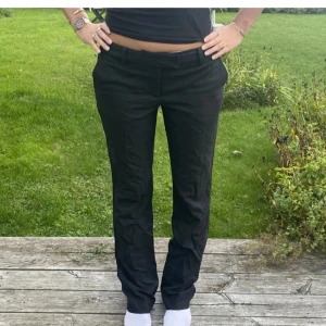 Svarta kostymbyxor - JÄTTESNYGGA svarta kostymbyxor från Stockhlm, men säljs pga att de är för stora. Kontakta om du har frågor 🩷🩷(lånad bild från förra ägaren)