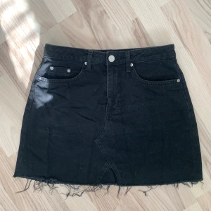 Svart jeanskjol - jättebra kondition och passar för storlek S