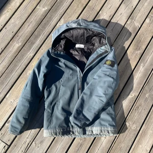 Stone Island jacka - Riktigt fin jacka från stone island som fungerar perfekt nu till våren🙌 storlek 12år som motsvarar 156cm. Skick 6/10 saknar handtaget till dragkedjan på vänster ficka(ser på första bilden) och ett hål ( finns på bilderna). 100% äkta skicket påverka priset