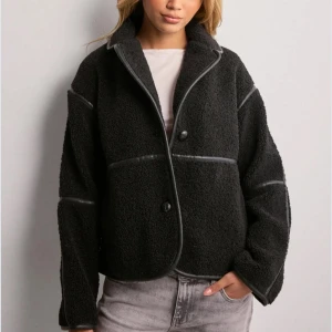 Svart teddyjacka med knappar - Slutsåld teddyjacka från Nelly