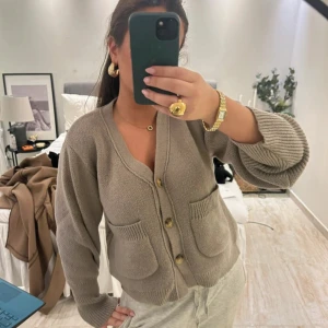 Stickad kofta - Säljer denna stickade tröja som inte kommer till användning längre, superfin till vardags och finare tillfälle🩷