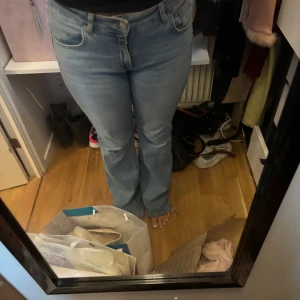 Ljusblå jeans - Snygga ljusblå jeans med en klassisk femficksdesign. De har en bekväm passform och är perfekta för en avslappnad stil. Jeansen har en rak siluett och är tillverkade i ett mjukt denimtyg.