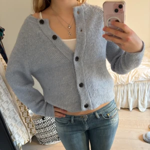 Stickad kofta - En jättefin ljusblå kofta