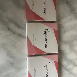 Magnetiska ögonfransar från LashMagz - Säljer magnetiska ögonfransar från LashMagz. Förpackningen är vit och rosa med stilren design. Perfekt för att enkelt få fylliga fransar utan kladdigt lim. 3 oöppnade paket 