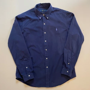 Marinblå Ralph lauren skjorta L - Marinblå Ralph Lauren skjorta, Storlek L Mycket bra skick, Pris kan diskuteras, Skriv vid minsta fråga eller fundering💯👍