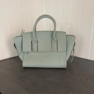 väska fiorelli - väska jag köpt från sellpy, så snygg & prefekt storlek!!💖🥹