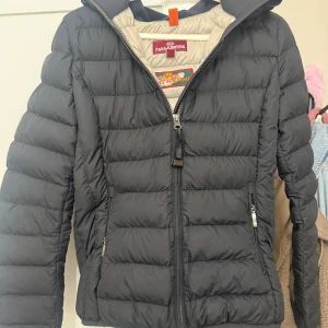 Parajumpers jacka  - Säljer en snygg svart dunjacka från Parajumpers. Jackan har en huva för extra skydd mot väder och vind. Den är quiltad och har en logga på ärmen. Perfekt för kyliga dagar! Tyvär så är dragkedjan på höger sida sönder men går säkert att lagga hos någon skräddare, jackan är även helt nytvättad 🖤 st S/XS
