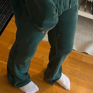 Gröna Juicy couture byxor - Snygga gröna juicy byxor med broderad logga och snörning i midjan. Byxorna har en ficka med knappar bak. Storleken är 14/15 men passar mig som har S och är 164. Kontakta för fler frågor