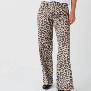 Leopardmönstrade byxor - Leopardmönstrade jeans från Gina tricot, använda få gånger så nyskick, storlek 32💕
