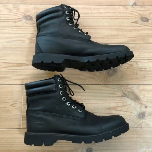 Svarta kängor från Timberland - Säljer ett par robusta svarta kängor från Timberland med snörning och vadderad krage för extra komfort. Perfekta för höst, vår eller vinterbruk.