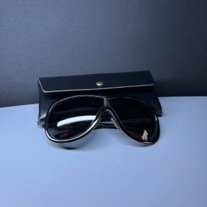 TomFord solglasögon svarta - Snygga svarta solglasögon från TomFord. Dem är använda och har lite defekter men som inte är så synliga. Perfekta till sommaren