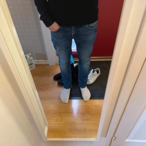 Blå jeans från Nudie Jeans - Säljer ett par snygga blå jeans från Nudie Jeans använt väldigt få tal gånger. I passform Lean Dean! Passar perfekt för dig som vill ha ett par riktigt snygga jeans till våren eller sommaren. Priset är inte hugget i sten kom gärna med prisförslag! 