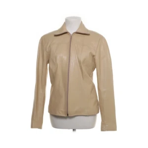 Beige läderjacka - Snygg beige läderjacka från Amoress med dragkedja framtill. Köpt på Sellpy men alldeles för liten för mig trots att jackan är i storlek L. Skulle därav säga att jackan passar S-M. Köpt för 637 kr men säljer nu för 400 + 59 kronors frakt!💛