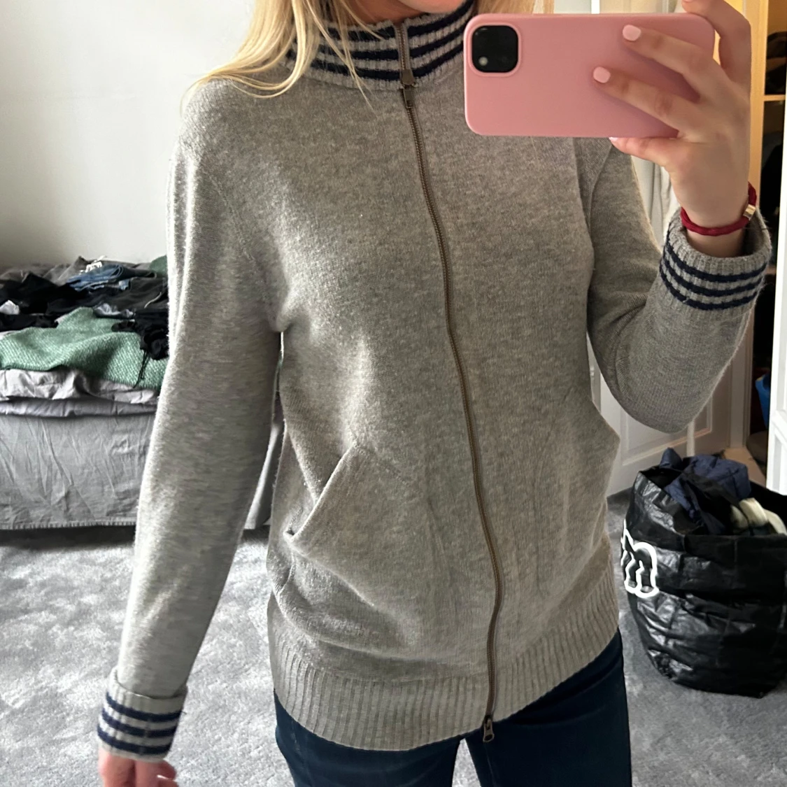 Grå kofta med dragkedja