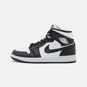 Air Jordan 1 MID  - Säljer nu mina jordans då dom inte kommit till användning mer än 2-3 gånger, skorna är i bra skick och i storlek 44. Ny pris 1 650