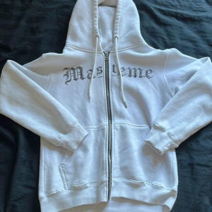 Rhinestone hoodie - Rensar min garderob och säljer därför denna Masteme hoodie i strl XS. Den är i väldigt bra skick och inga defekter. Vid ytterligare frågor är de bara att skriva😁nypris 899 kr
