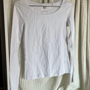 Vit långärmad topp från 157🤍 - Säljer en klassisk vit långärmad topp från 157 i storlek XS. 🥥