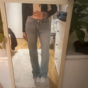 Ljusblå jeans från Monki - Säljer ett par ljusblå jeans från Gina tricot. De har en klassisk femficksdesign och är högmidjade med en straight passform. Perfekta för en avslappnad stil. 🦋