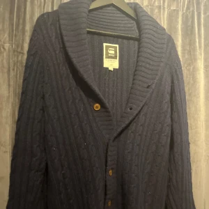 G-stat cardigan - Säljer denna riktigt snygga kofta från g-star i mycket bra skick Pris:350kr