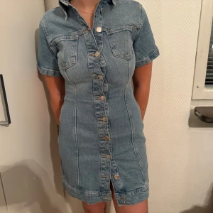 Jeansklänning från Zara - Snygg jeans klänning från Zara 💕