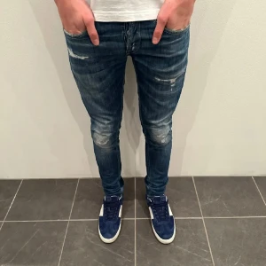 Dondup jeans - Riktigt fina dondup jeans i nyskick! Riktigt feta slitningar 