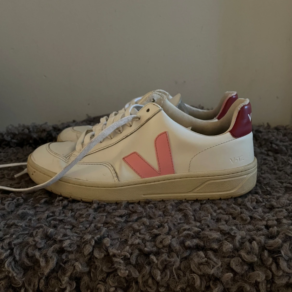 Vita sneakers från Veja med rosa detaljer - 1