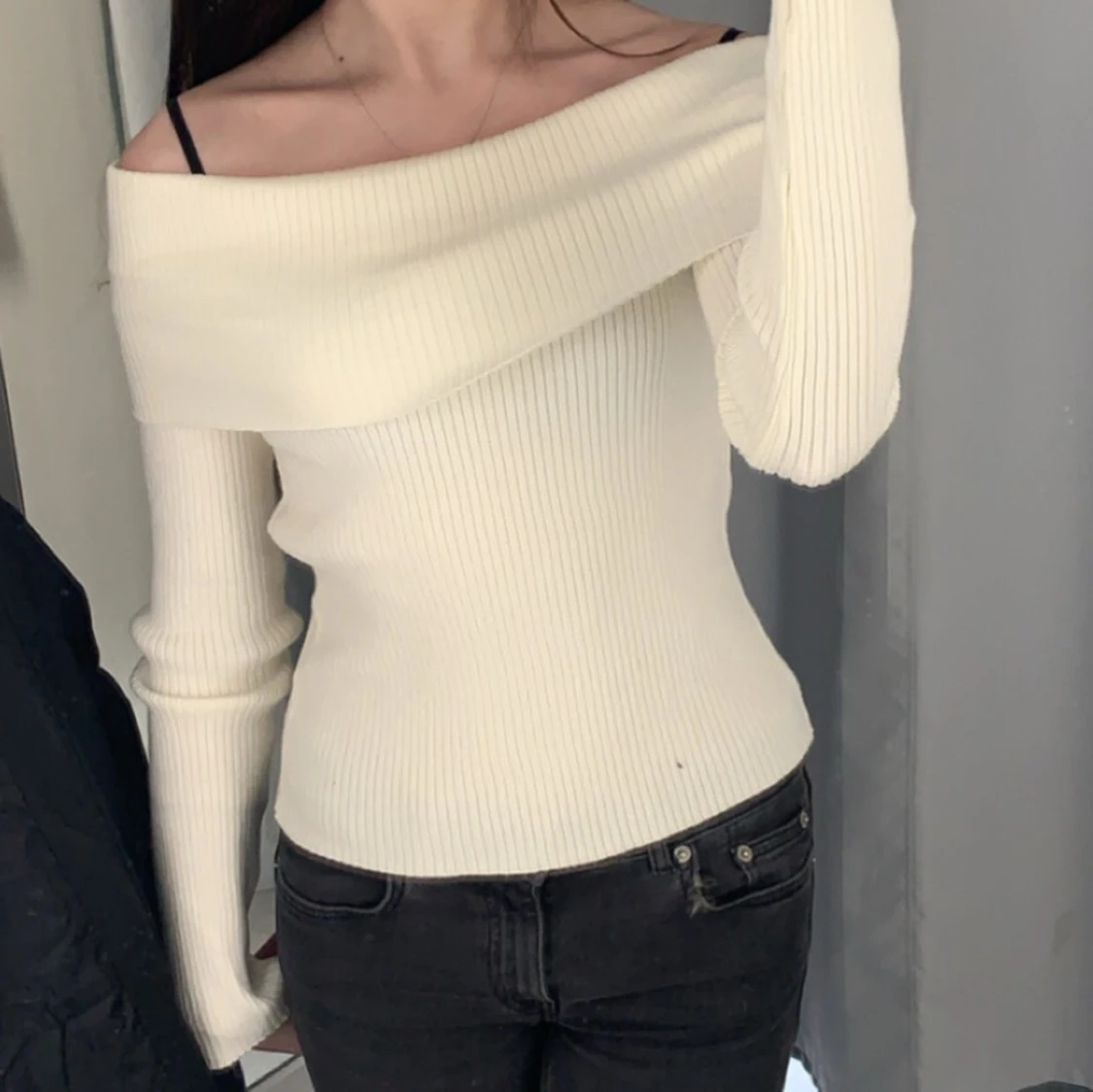 Vit ribbad offshoulder tröja