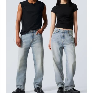 Ljusblå jeans med rak passform - Snygga ljusblå jeans med en klassisk rak passform. De har en avslappnad stil med fem fickor och knappgylf. Perfekta för en casual look.