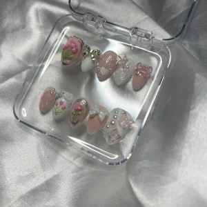 Bows & Roses Short Almond - Mått: 16-12-13-12-10 (MM) Handgjorda lösnaglar av högsta kvalitet!✨Vid rätt applicering & borttagning kan man använda dem flera gånger! Du får med prepkit & instruktioner💕