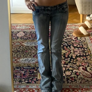 lågmidjade bootcut jeans  - säljer mina gamla favorit jeans köpta här på plick!! skriv om frågor eller intresse (använd gärna köp direkt)💗