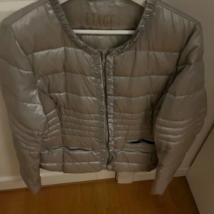 Jättefin vårjacka  - En jättefin vårjacka/lättviktsjacka från Etage som jag inte har fått till användning. Är i storlek S men har en lite lösare passform så skulle säga att det är lite mer åt M hållet💕