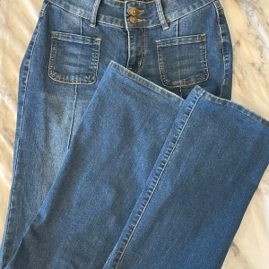 Claire 01Low Bootcut Jeans från madlady - Utsvängda jeans ifrån madlady, storlek 34. I längden extra tall men är uppsydda hos en skräddare 4 cm, så nästan som en tall (+1 cm). 86 cm i innerbenslängd nu, endast använda typ två gånger så superfint skick