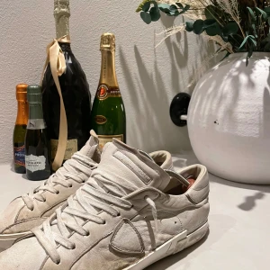 Vita sneakers från Philipp modell - Säljer feta skor från Philip modell för ändast 850! Nypris 3399👀 En riktig steal🔥Dom är i bra skick som på bilden. Priset är spikat alltså inget prutande. Hör av dig vid minska fundering👍💸