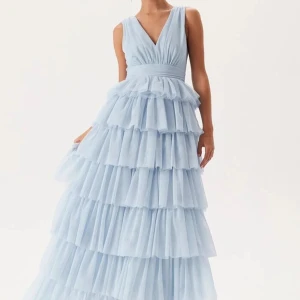 Ljusblå balklänning med volanger - Säljer min fina balklänning som bara är använd en gång. Den är i ett mycket bra skick💗