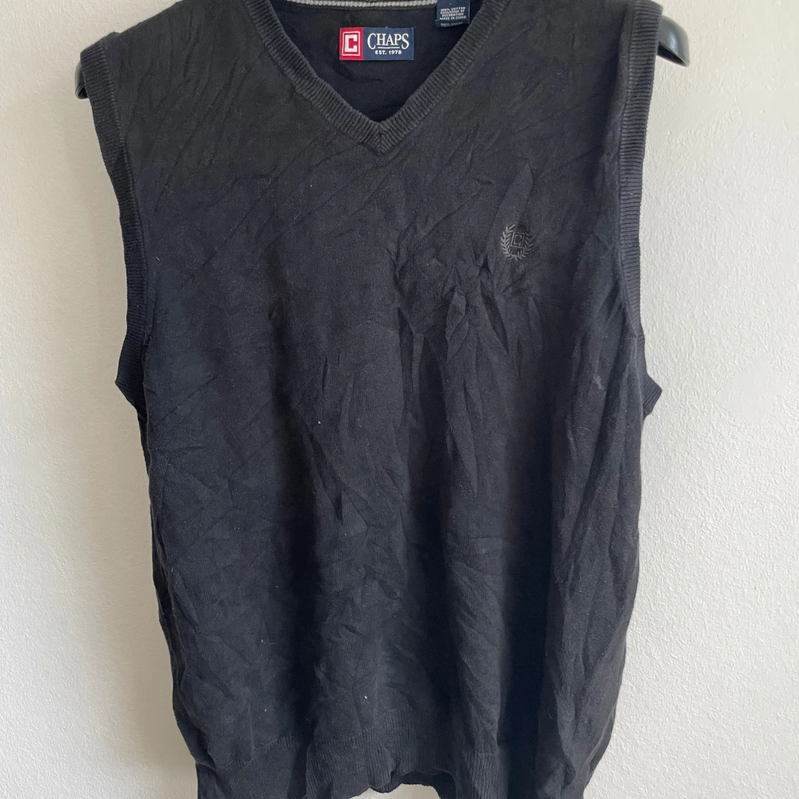 Svart v-ringad väst från Chaps