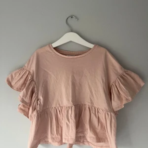 Rosa Volangtopp Kappahl - Söt Volangtopp från Kappahl, bred i storleken så kan passa xs-s som en kroppar tröja 