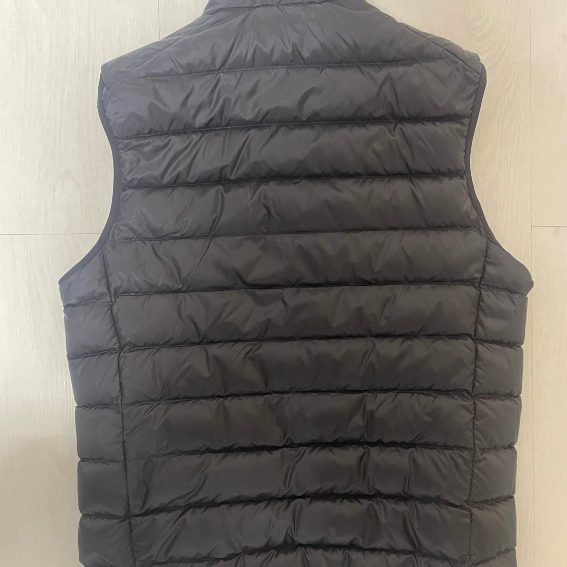 Svart dunväst från Uniqlo - 1