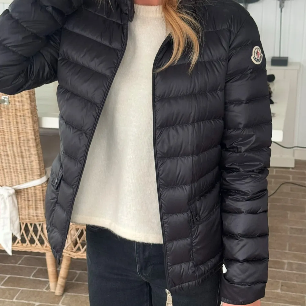 Säljer min svarta moncler jacka som är perfekt till våren. Framtill är det fickor med knappar framtill och en dragkedja. Storlek S. Använt jackan vid ett fåtal tillfällen och är i nyskick utan några defekter. Köpt på NK i Göteborg. Nypris 8500kr. . Takit.