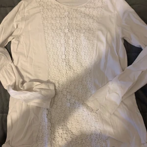 Vit långärmad tröja från Zara Girls - Säljer en söt vit långärmad tröja från Zara Girls. Tröjan har ett vackert spetsmönster framtill 💫har en liten fläck på framsidan 