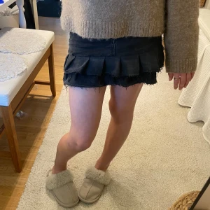 Fin fin vollang kjol💛 - Säljer en superrrrr fin jeanskjol med vollang, måste ha pengar annars hade jag gärna använt denna i sommar. Om ni vill ha fler bilder eller liknande så hör av er☀️💕