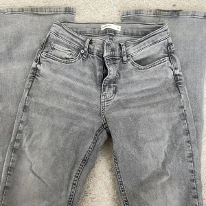 Flared jeans - Super trendiga flared jeans från Gina Tricot! Jätte snygg modell i storlek 34 i en grå färg 🌟