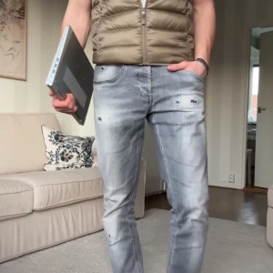 Dondup Jeans 👖  - Dondup jeans | Skick 9/10 | Nypris 3600kr, mitt pris endast 1200kr | Storlek 32 | Svarar gärna på era frågor och funderingar! Kan gå ner i pris vid snabb affär 💸!