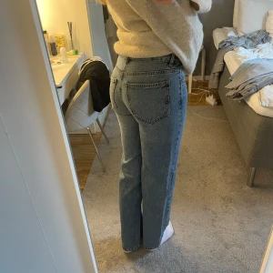 Blåa raka jeans - Snygga blå jeans med rak passform från Gina Tricot. Väldigt sparsamt använda, har inga defekter. Säljer då jag tycker dem är lite för korta på mig som är 175cm🤗