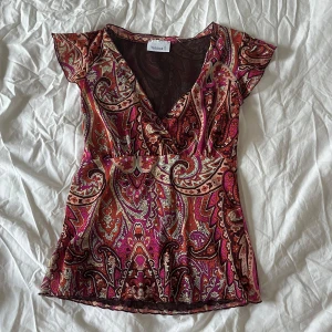 Topp - Topp/blus i paisleymönster. Storlek S från märket Yessica