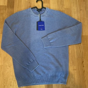 Kashmir tröja från Jacob Cohen - Säljer en elegant ljusblå kashmirtröja från Jacob Cohen. Tröjan är av 100 % Cashmere, Storlek L (men passar M) Den är i 10/10 skick helt ny, Ny pris ca 5500:- mitt pris 1299:-! Kan gå ner i pris vid snabb affär! Priset är inte hugget i sten!!!