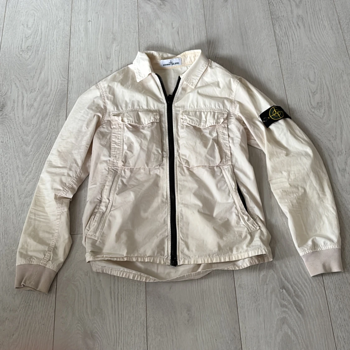 Beige jacka från Stone Island