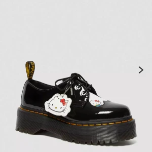 Hello Kitty Dr. Martens - Platform Dr. Martens i storlek 37. Nypris 2200. Bra skick! 