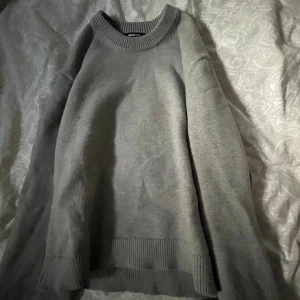 Grå finstickad tröja - Jätteskön grå finstickad tröja från gina tricot!💕