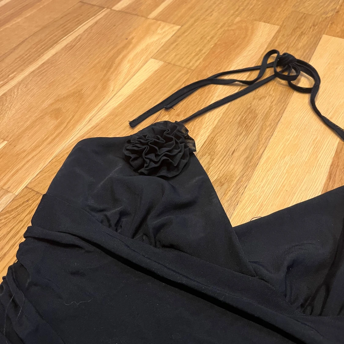 Svart klänning med volanger - 2